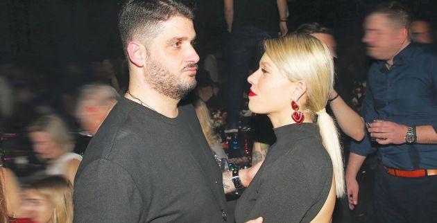 Διαδικτυακό ξεκατίνιασμα με… άρωμα «Power of love»