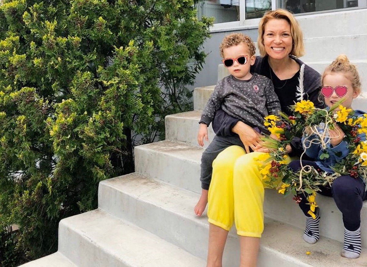 Βίκυ Καγιά: Υποδέχτηκε το Μάιο με τα παιδιά της δίπλα στη θάλασσα