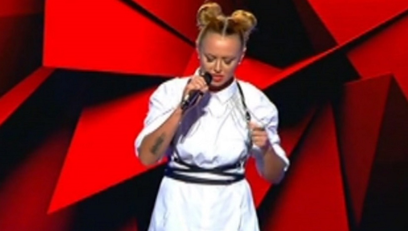 The Voice: Η θαμπή της ερμηνεία δεν κέρδισε τους coaches | Zappit