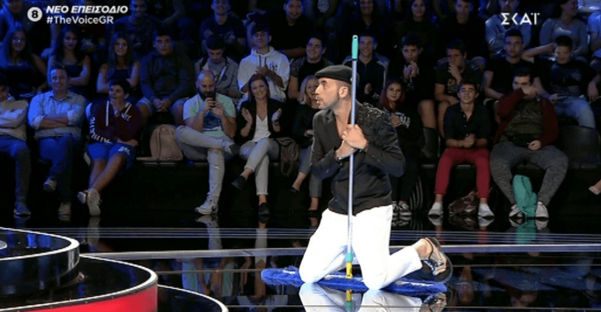 The Voice: Ο Σάκης μιλάει και ο Μουζουράκης πιάνει τη σκούπα! «Προσπαθεί να αποδομήσει τη στιγμή» – Zappit