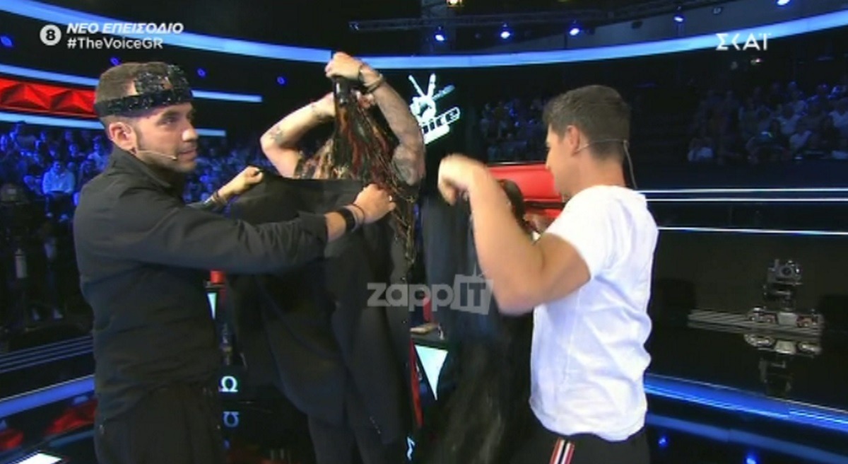 The Voice: Γνωστός τραγουδιστής πήγε στο παιχνίδι και γδύθηκε για την Παπαρίζου – Zappit