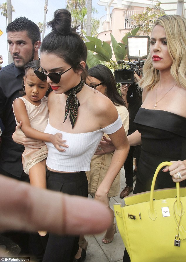 Kendall Jenner不穿内衣成瘾