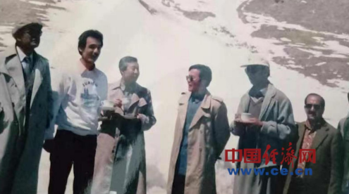 1987, Yuan Jianmin (fourth from left) saw off the former Supreme Chief Executive of Northern Pakistan at the China-Pakistan boundary marker when Yuan was the deputy magistrate of Tajik county (Photo provided by Yuan Jianmin)