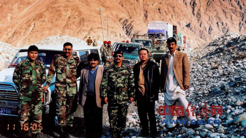 Yuan Jianmin (second from right) transported China’s aid to Pakistan’s earthquake relief supplies (Photo provided by Yuan Jianmin)