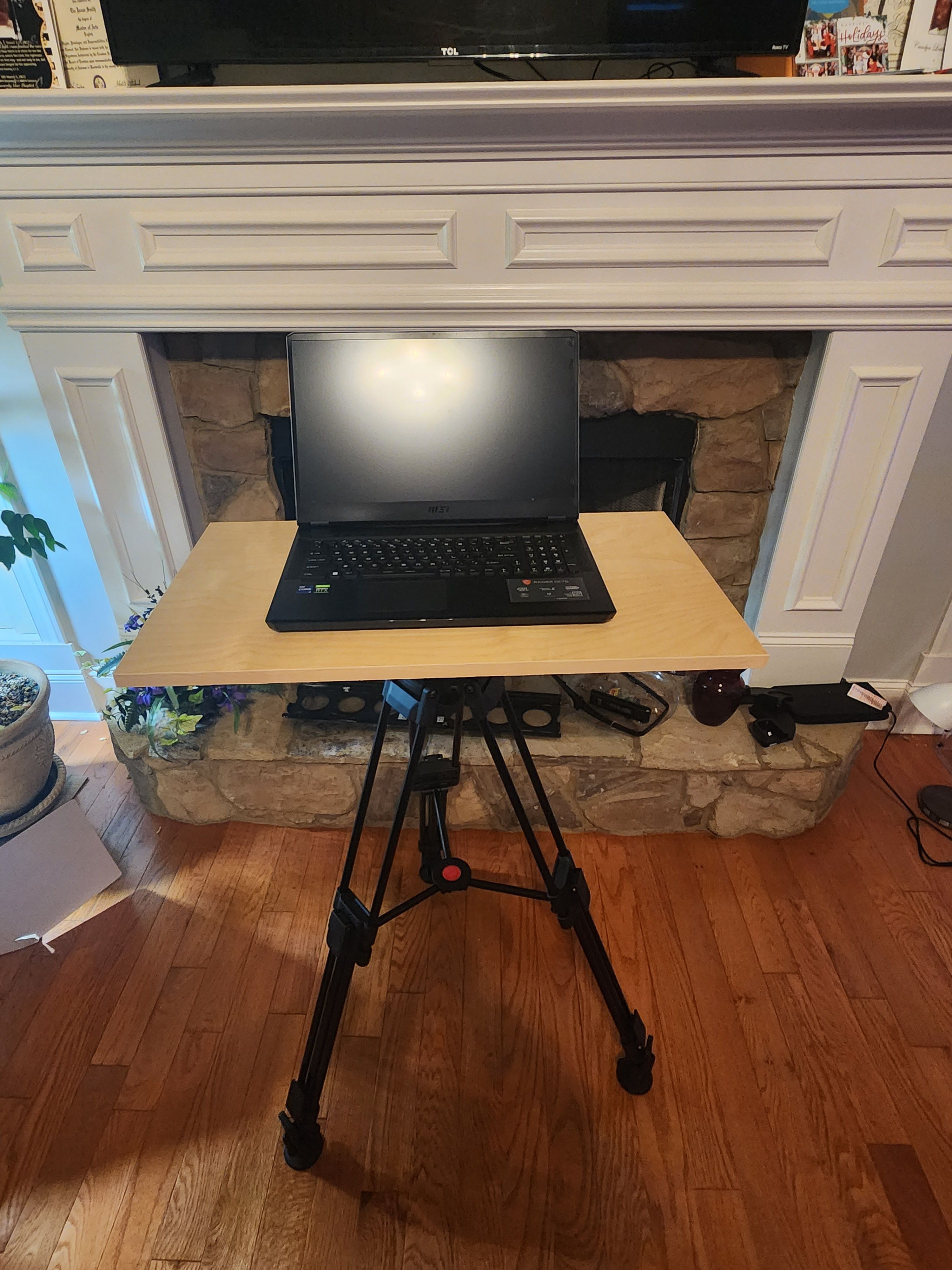 Intension Tripod Desk and any others like it for a 17inch