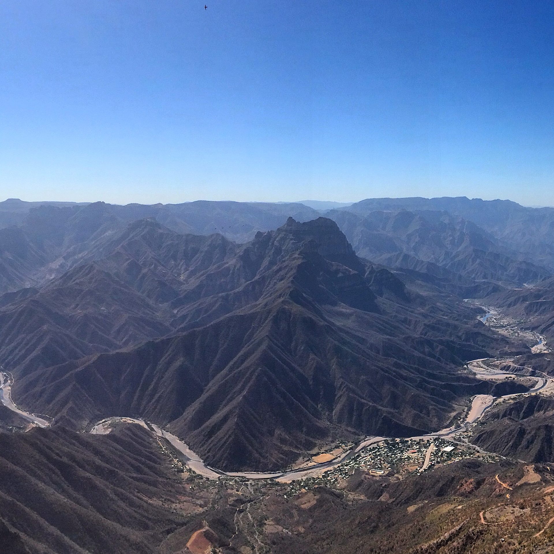 Tief gefaltete Schluchten bis zum Horizont, vom Aussichtspunkt Cerro Gallego aus gesehen