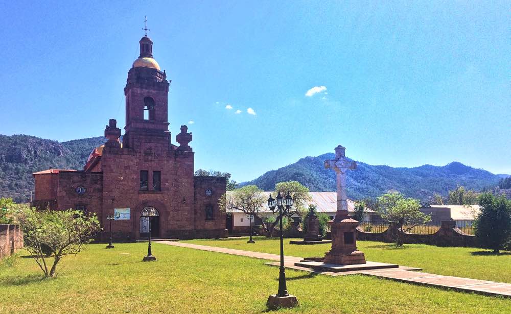 Zughalt Bahuichivo im Copper Canyon: die Kirche von Cerocahui