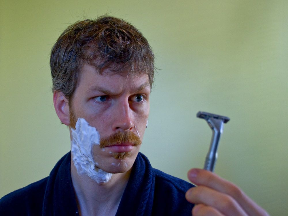 Man_shaving