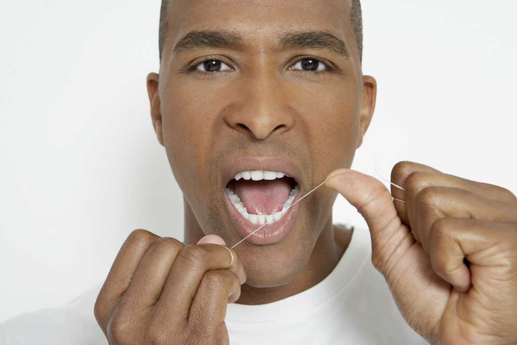 El mejor irrigador dental - Comparativa 2020 47 hombre con hilo dental