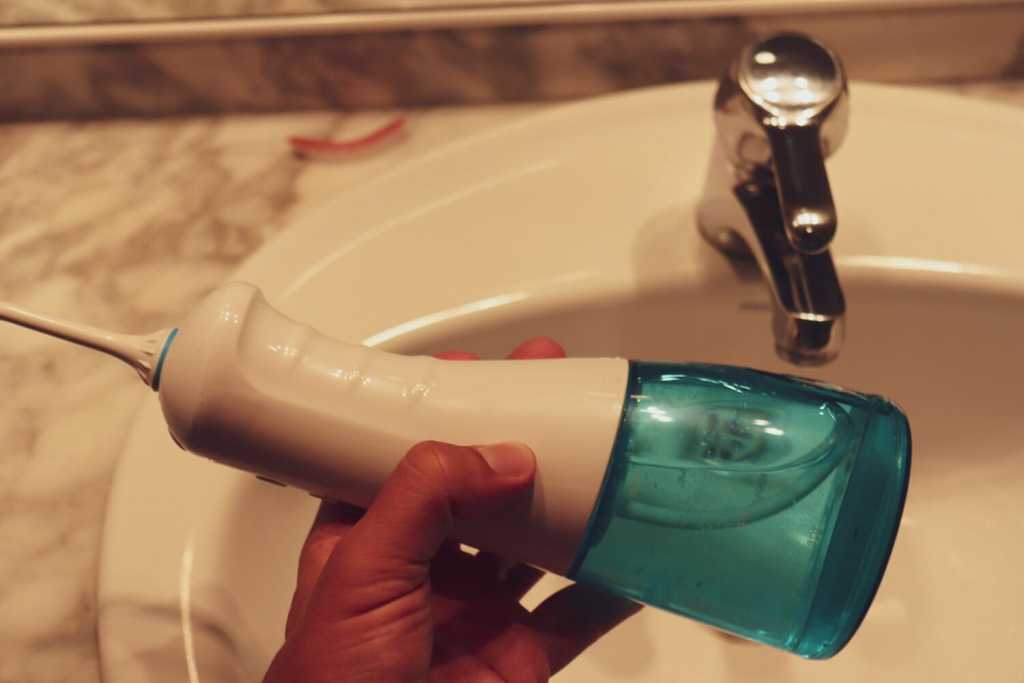 El mejor irrigador dental - Comparativa 2020 23 iTeknic encima de un lavabo