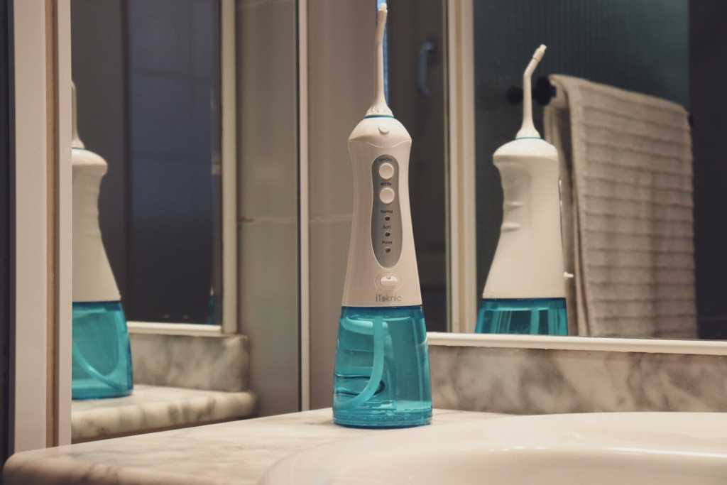 El mejor irrigador dental - Comparativa 2020 22 iTeknic en un baño