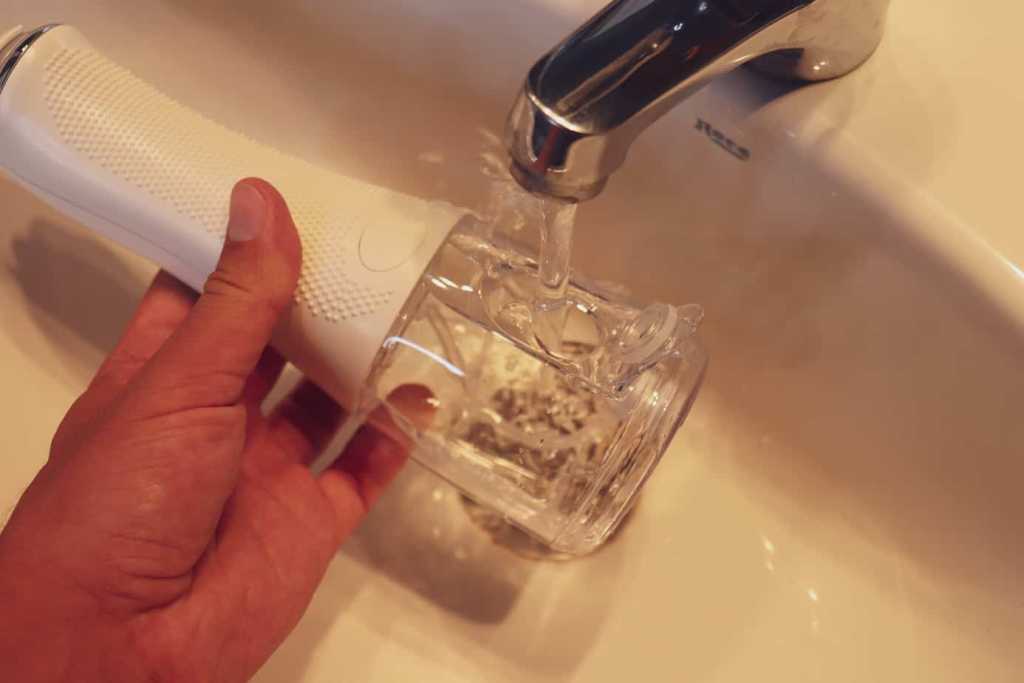 El mejor irrigador dental - Comparativa 2020 32 Echando agua en el Uvistar