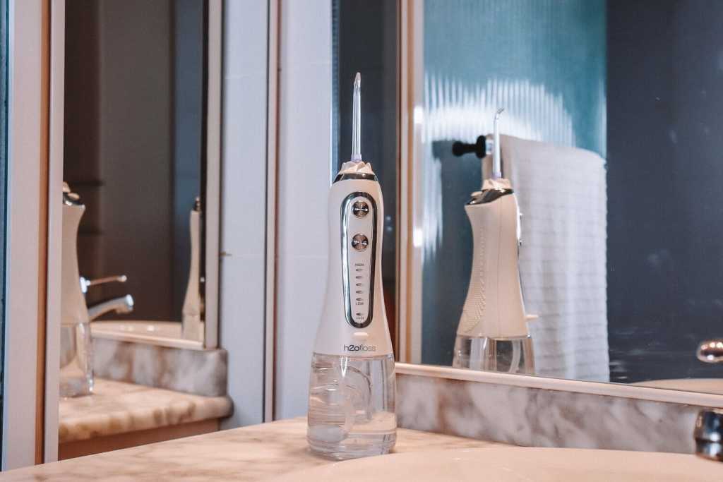 El mejor irrigador dental - Comparativa 2020 52 Uvistar-Irrigador-dental-en-baño