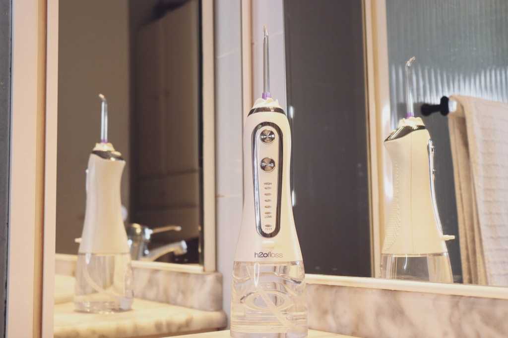 El mejor irrigador dental - Comparativa 2020 27 Uvistar en un baño normal