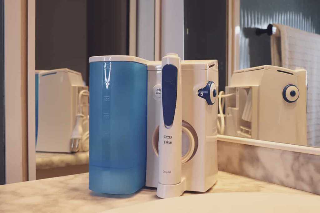 El mejor irrigador dental - Comparativa 2020 35 Oral-B Waterjet en un baño