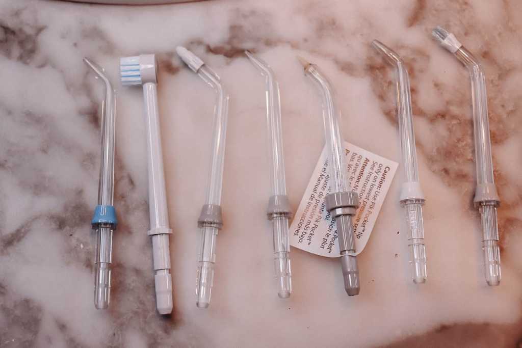 El mejor irrigador dental - Comparativa 2020 42 Enseñando las boquillas del Watperik EC 660