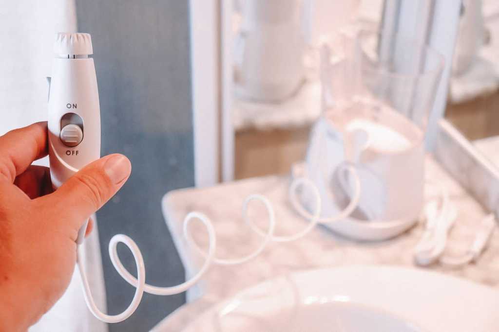 El mejor irrigador dental - Comparativa 2020 43 Enseñando el mango del Waterpik EC 660