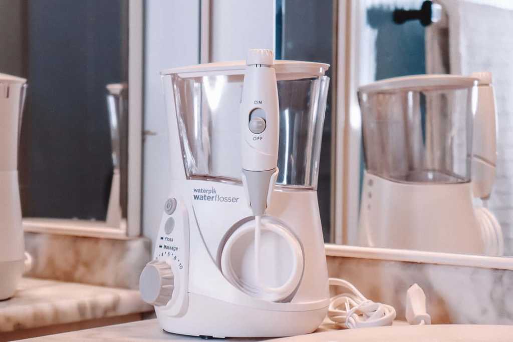 El mejor irrigador dental - Comparativa 2020 40 Waterpik EC 660 en un baño