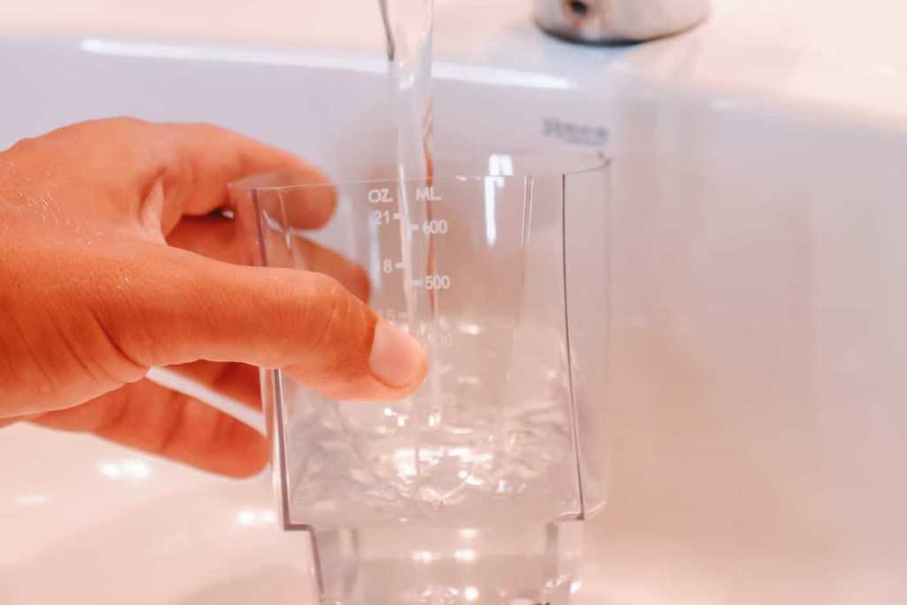 El mejor irrigador dental - Comparativa 2020 44 Echando agua en la despensa de agua de Waterpik EC 660