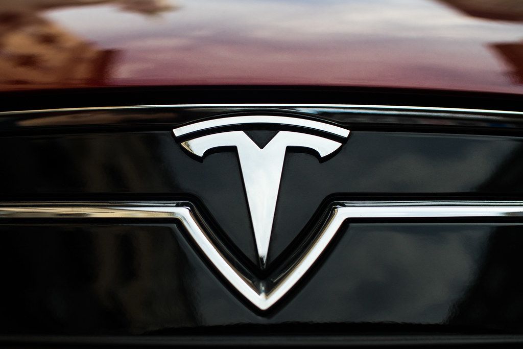 Tesla updates software to read speed signs | Highways News
