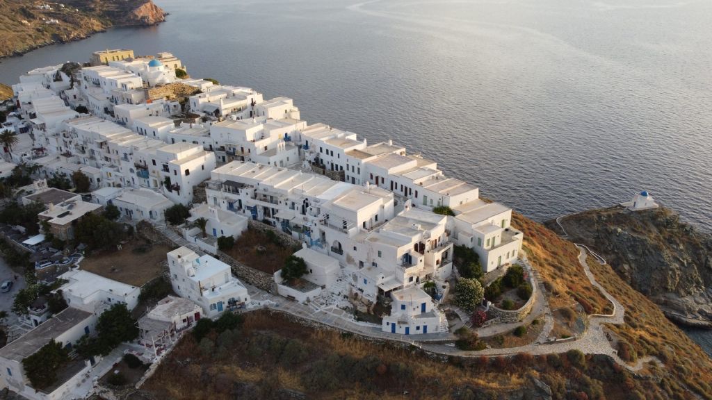 Παραδοσιακά Ασκηταριά στους Ψαράδες Πρεσπών με θέα στη λίμνη και καταπράσινο περιβάλλον.