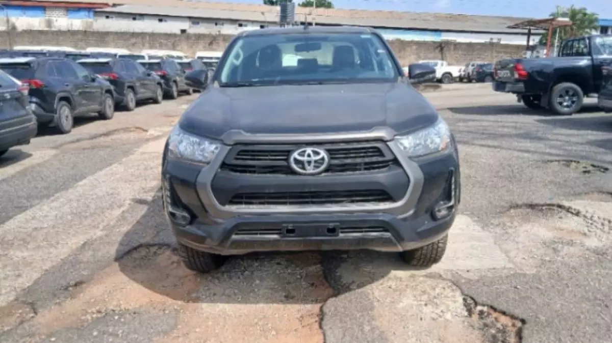 TOYOTA Hilux   - 2025