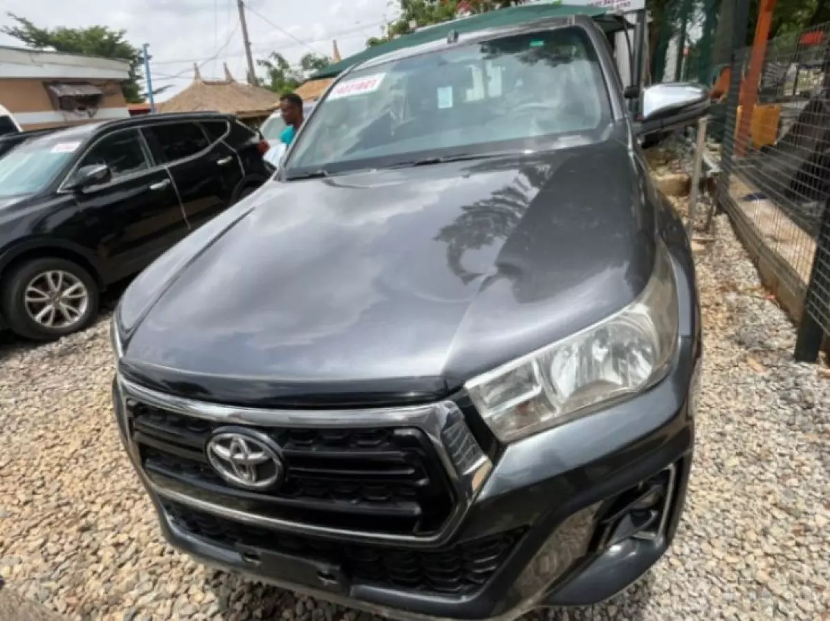Toyota Hilux   - 2018