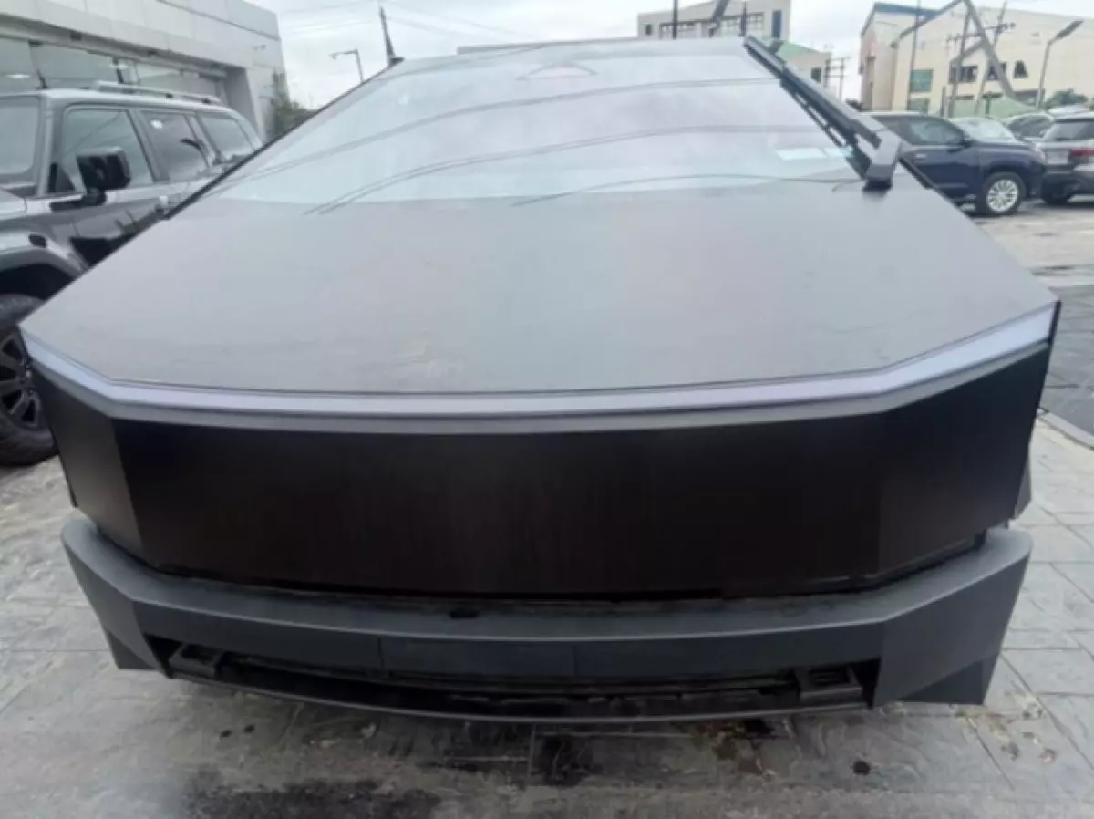 Tesla Cybertruck   - 2024