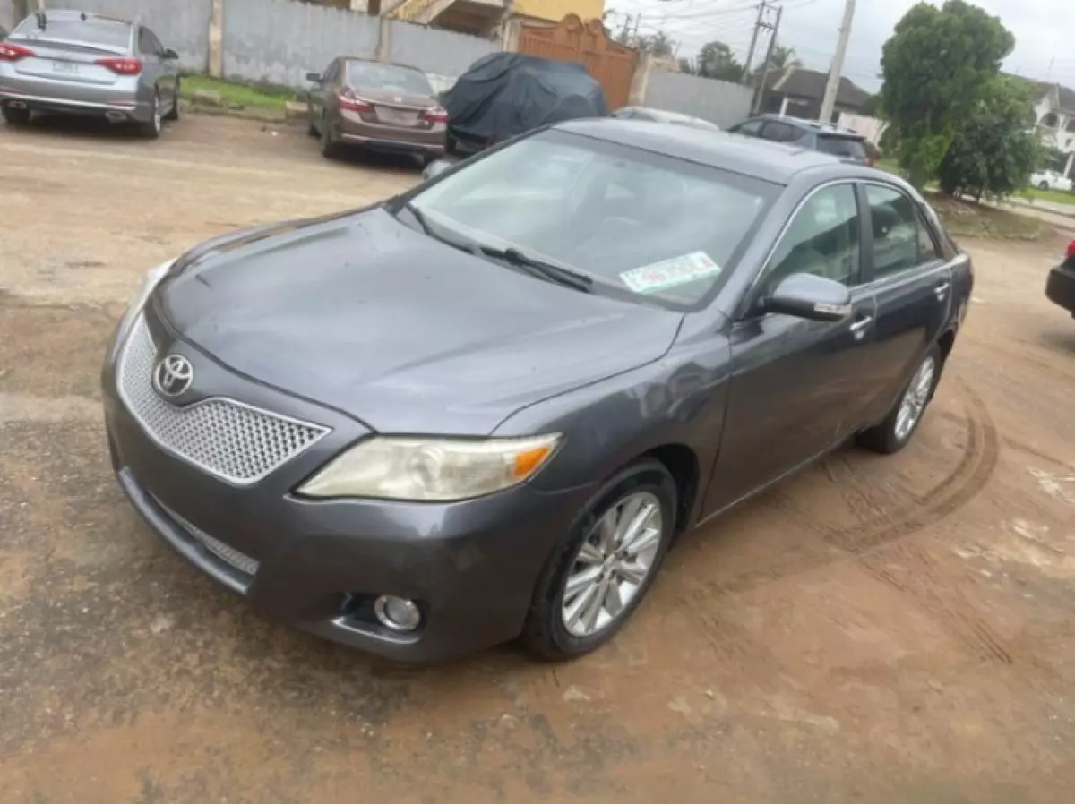 Toyota Camry   - 2010