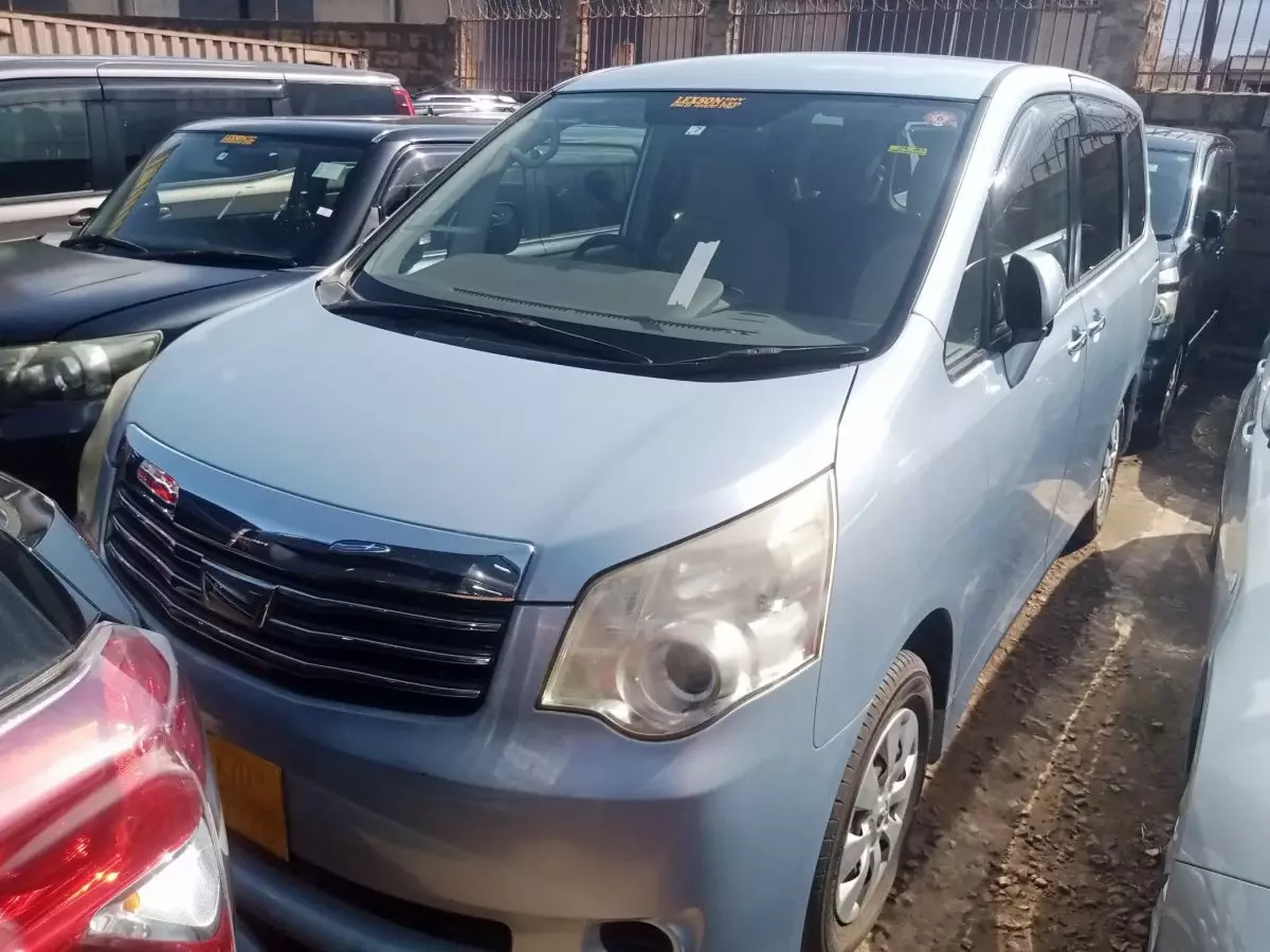 Toyota Noah   - 2011