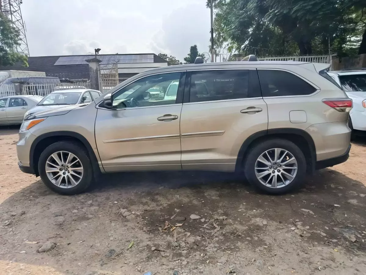 TOYOTA Highlander   - 2016