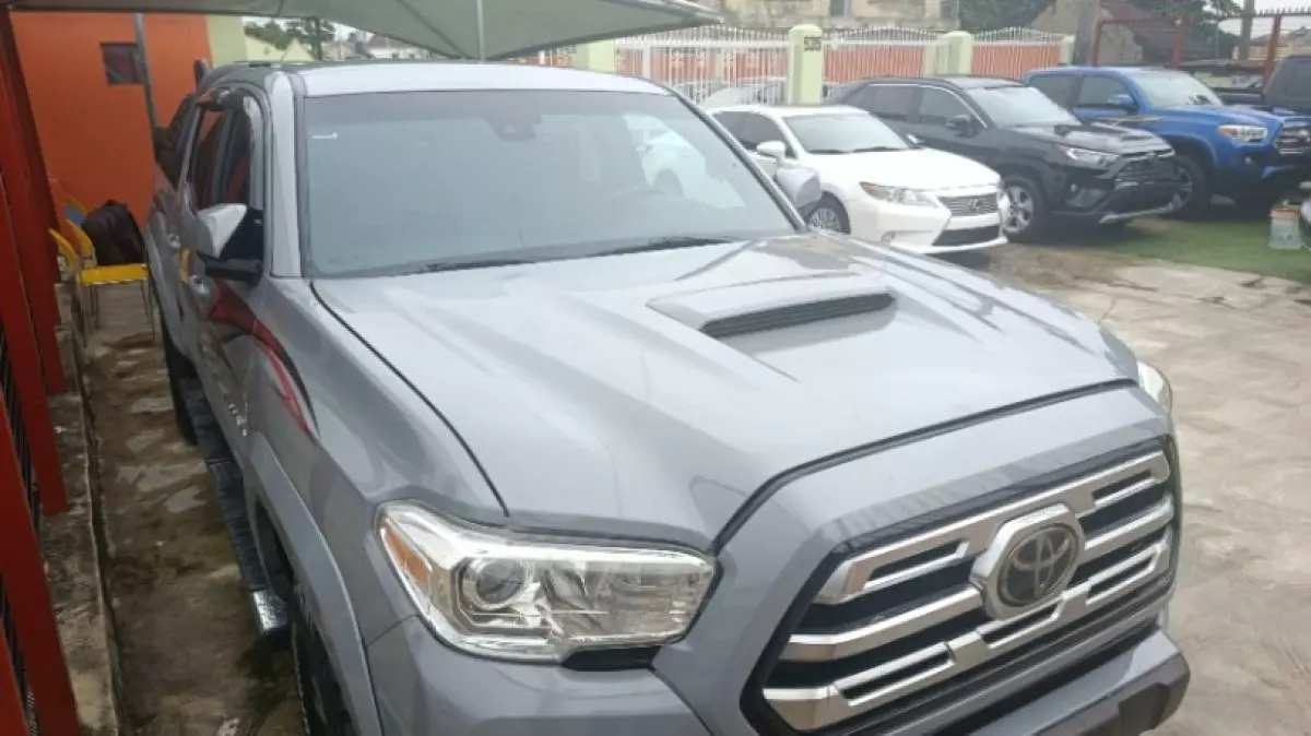 Toyota Tacoma   - 2017