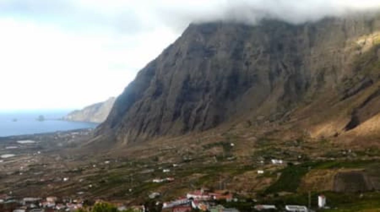 Macizo rocoso en Frontera con los Roques de Salmor al fondo de la imagen, foto de Jorge Miranda CREATIVO