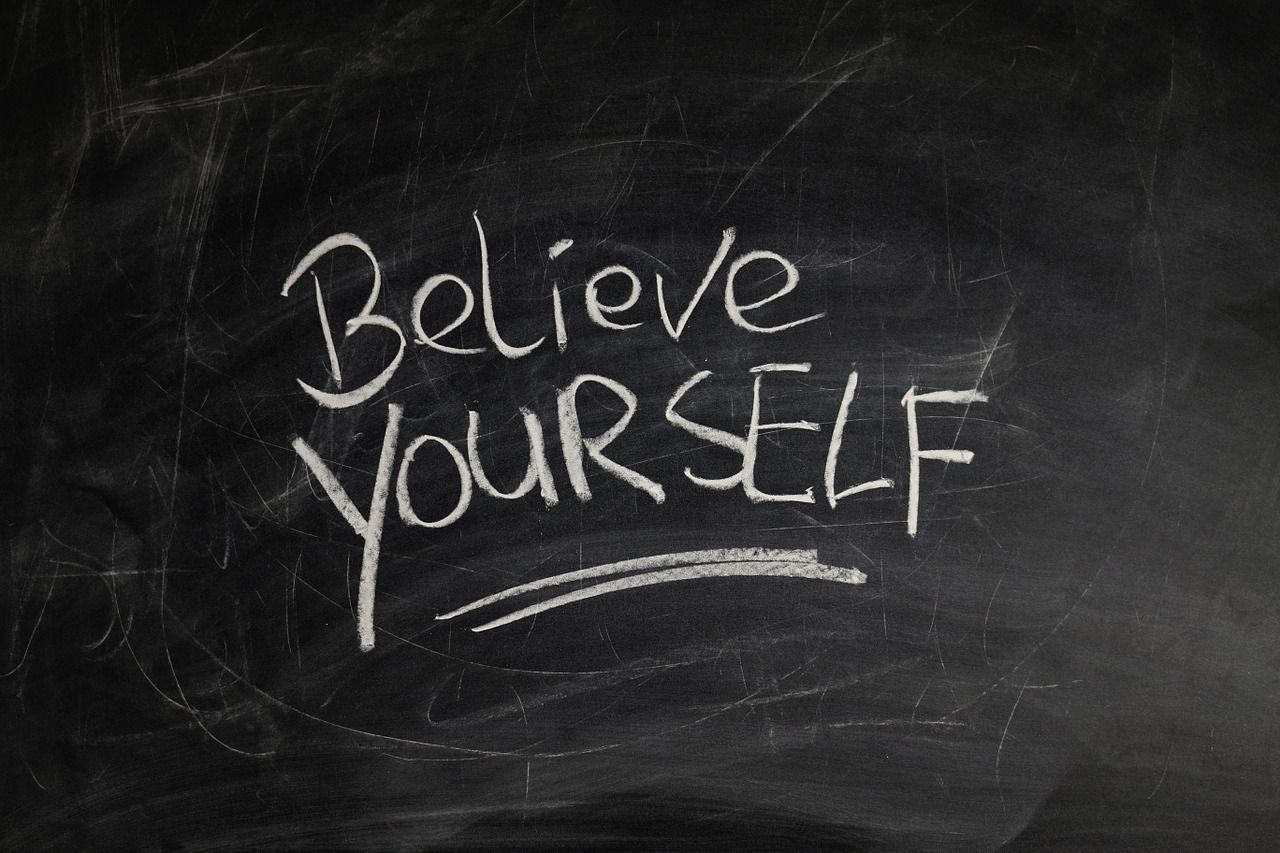 "Believe yourself" written on a chalkboard. Image by Gerd Altmann from Pixabay.