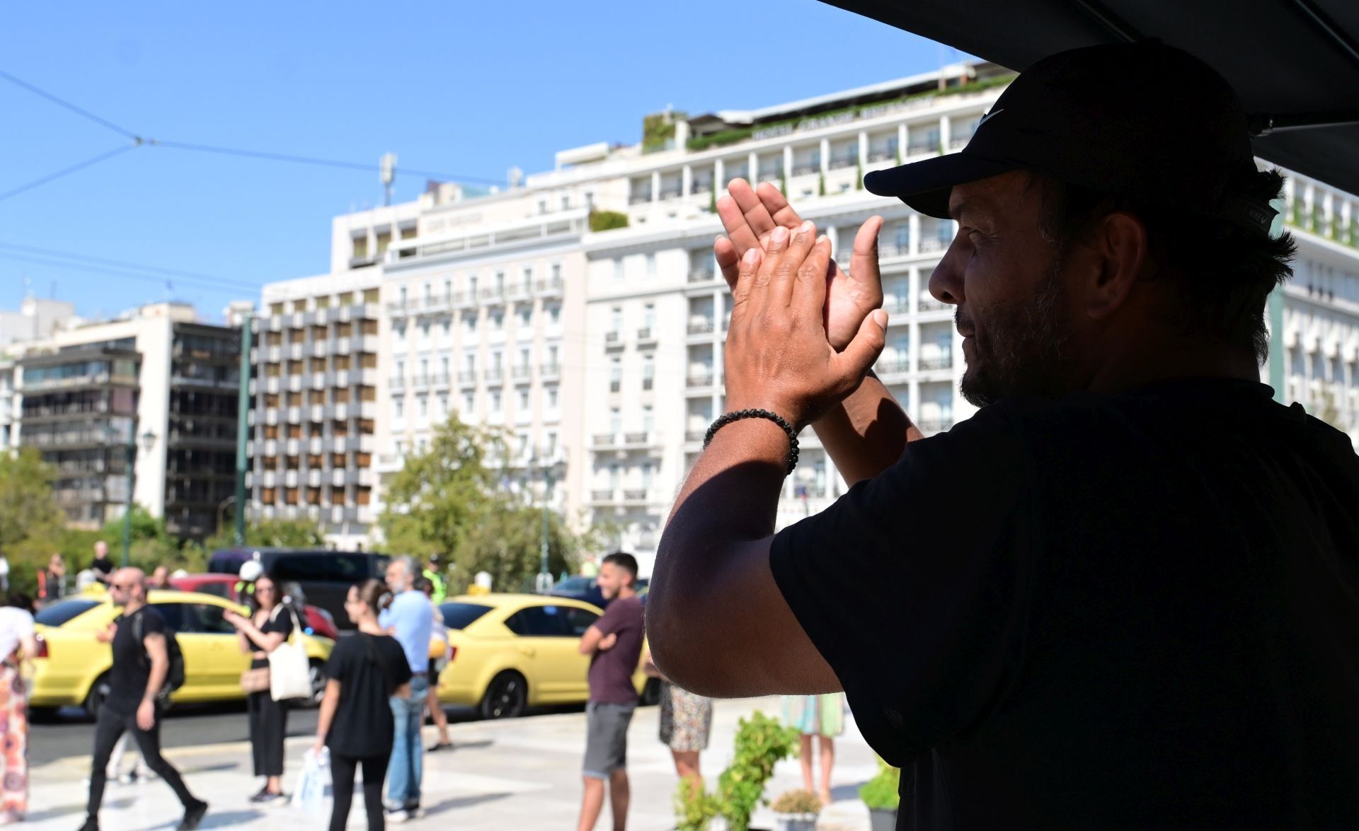Κίτρινο ποτάμι στο Σύνταγμα για τον Πάνο Ρούτσι – Συγκέντρωση αλληλεγγύης από τους οδηγούς ταξί