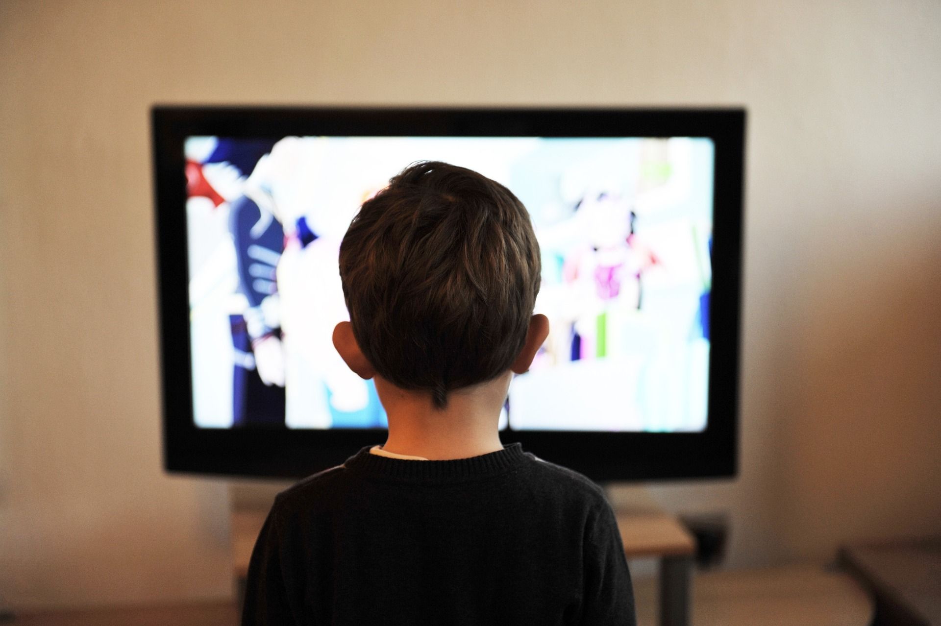Photo of little boy watching television. Photo Vidmir Raic from Pixabay. 