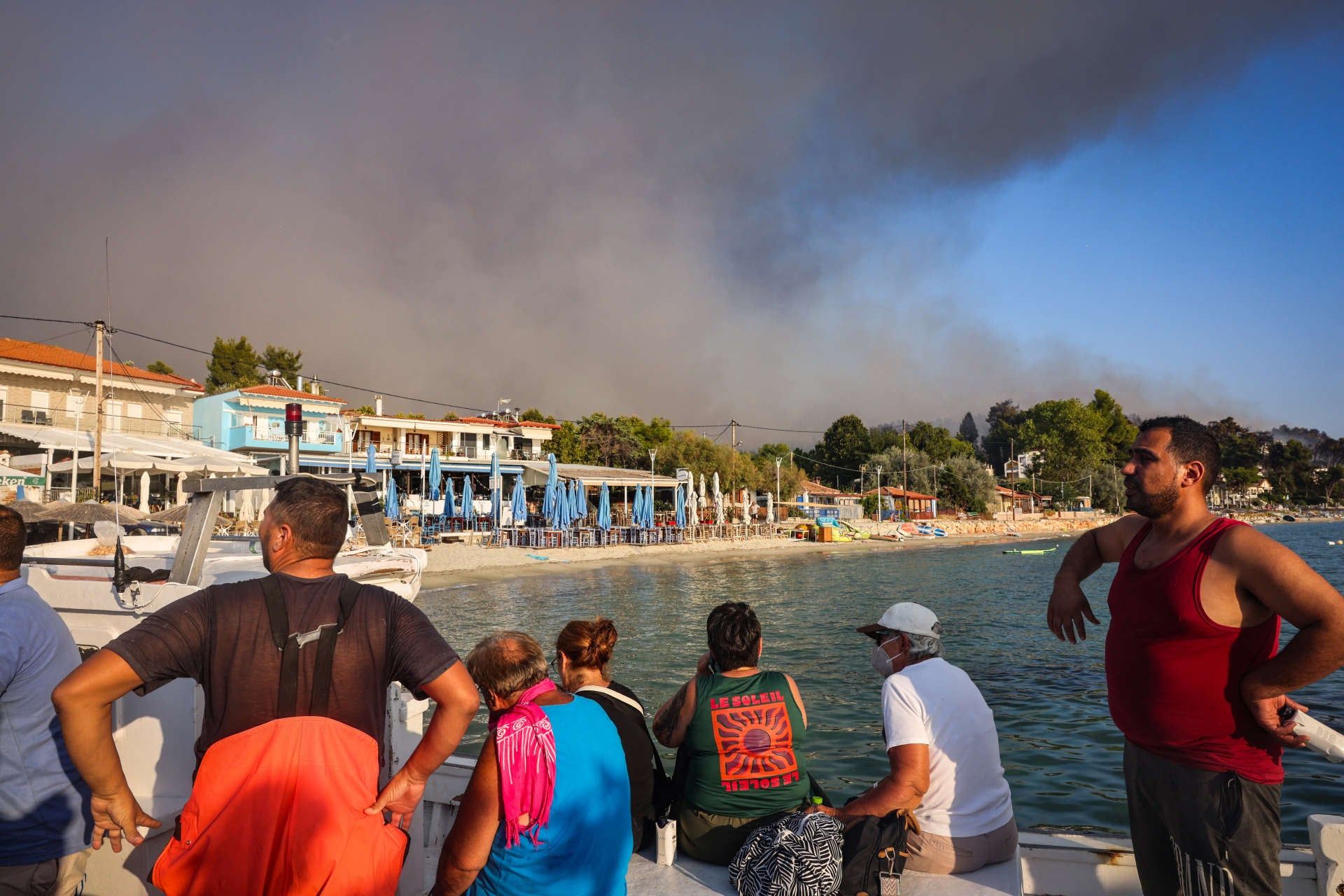 Boats rescue tourists as forest fire flames threaten Greek beaches