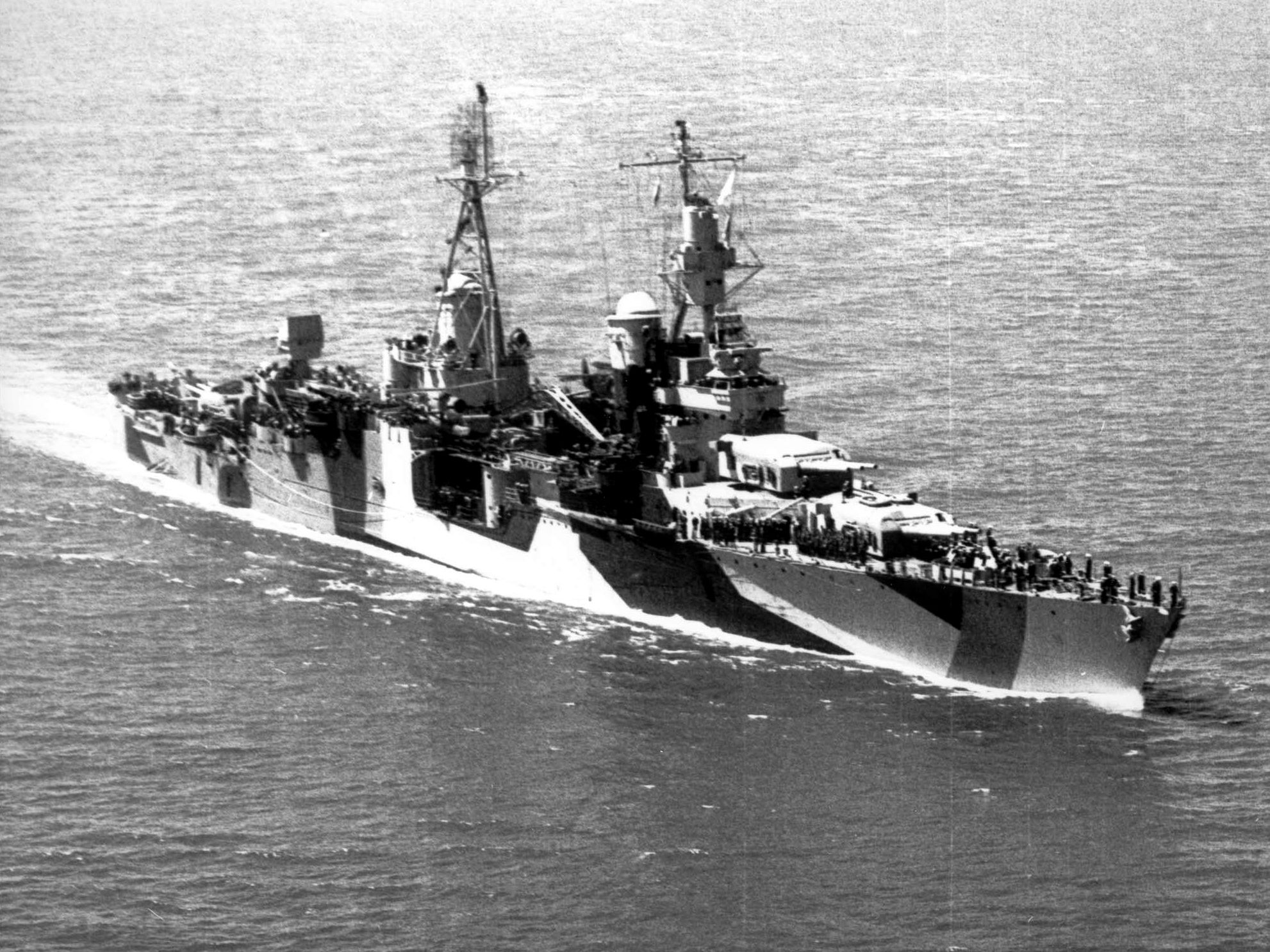 USS_Indianapolis_(CA-35)_underway_in_1944_(stbd)