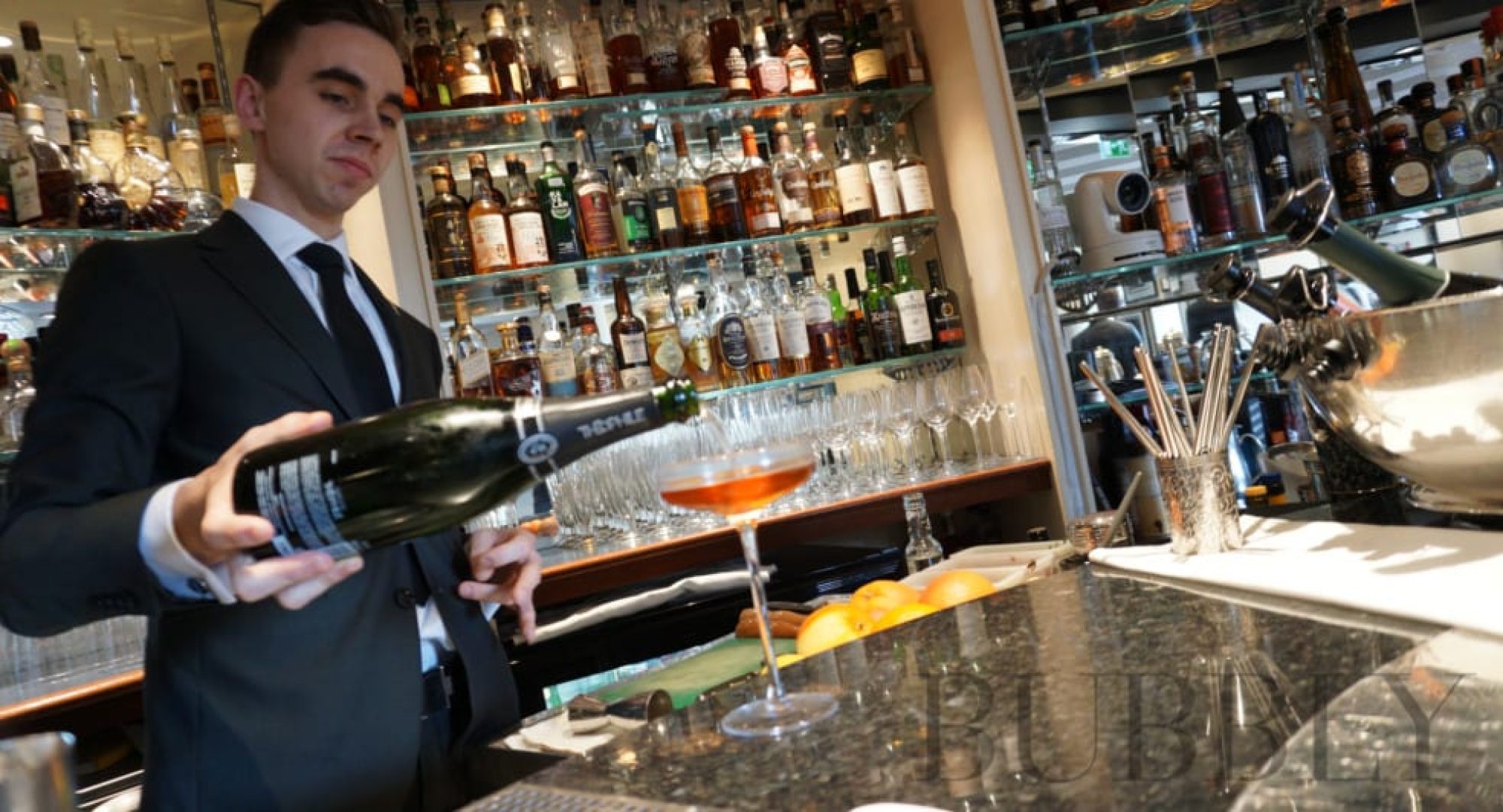 These 7 Bar Etiquettes Will Let You Enjoy Your Sparkling Wine Without Going Nuts