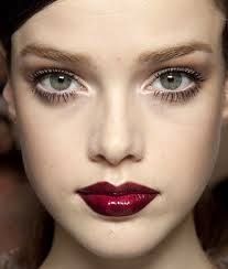 Creative Commons Vamp, berry red and pink lips stole the runway. Keep eye makeup light with a dab of white at the insides of eyes and a few coats of mascara. 