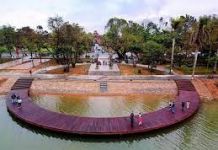 Cầu Bán Nguyệt thơ mộng bên dòng sông Hương