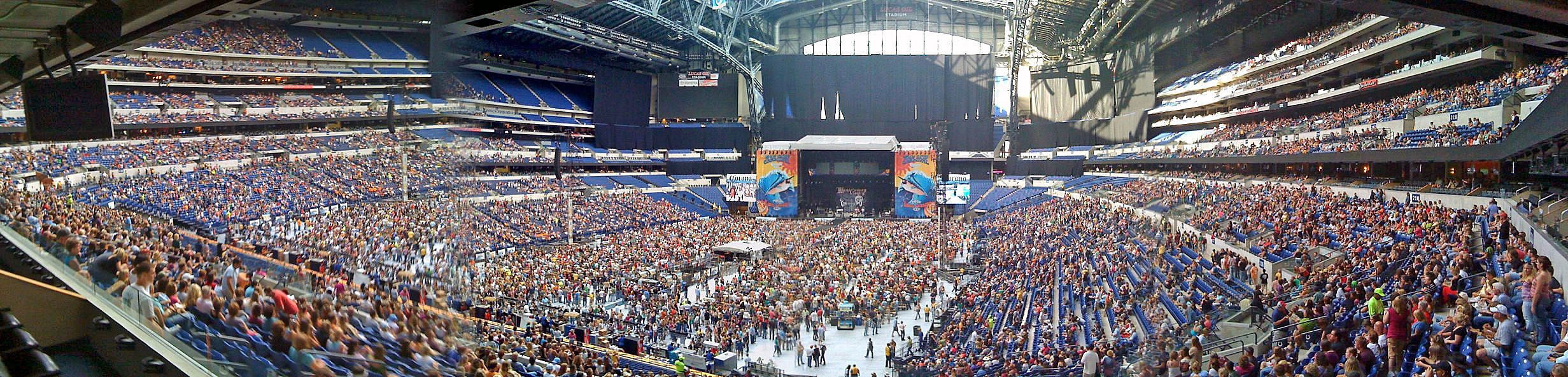 Crowds waiting for Kenny Chesney's performance. Photo by Zigger_Dog from Wikimedia.