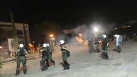Η αστυνομία ρίχνει χημικά σε 1 απ’τις 2 εξόδους διαφυγής από τη συναυλία του Θανάση Παπακωνστανίνου