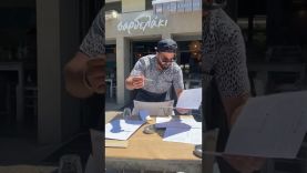 Έλληνας σερβιτόρος παίρνει παραγγελία από Άγγλους