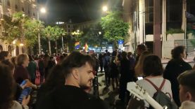 “Λύκου κραυγή”: Διαδηλωτές τραγουδούν τους στίχους που έγραψε η μητέρα του Ζακ Κωστόπουλου