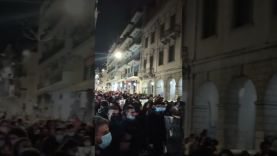 Μια ολόκληρη διαδήλωση τραγουδά «Σώπα όπου νά’ναι θα σημάνουν οι καμπάνες» στην Πάτρα