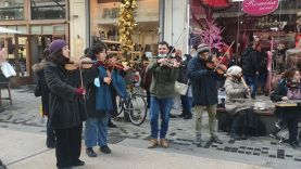 «Φέρτε μας κρασί να πιούμε»: Ικαριώτικα κάλαντα στη Θεσσαλονίκη από Terpsis Orchestra