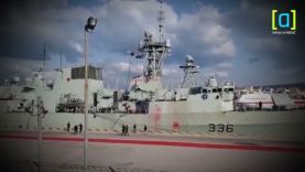 Μέλη του ΚΚΕ πετούν κόκκινες μπογιές σε Καναδέζικο πολεμικό πλοίο