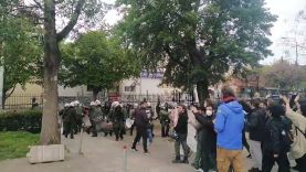 Φοιτήτριες και φοιτητές διώχνουν τα ΜΑΤ από το Αριστοτέλειο Πανεπιστήμιο