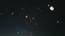 Φανάρια στη μνήμη των θυμάτων των Τεμπών φώτισαν τον ουρανό στο Σύνταγμα | CNN Greece
